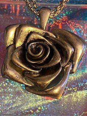 New Vintage-Inspired Rose Pendant Silver-tone Necklace